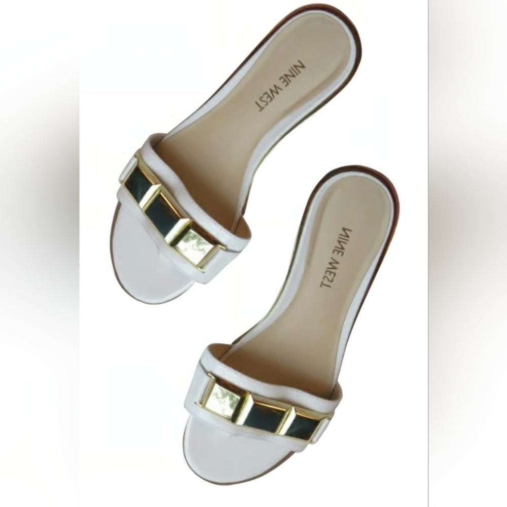 WHITE NINE WEST THONG SANDAL (SIZE 11)